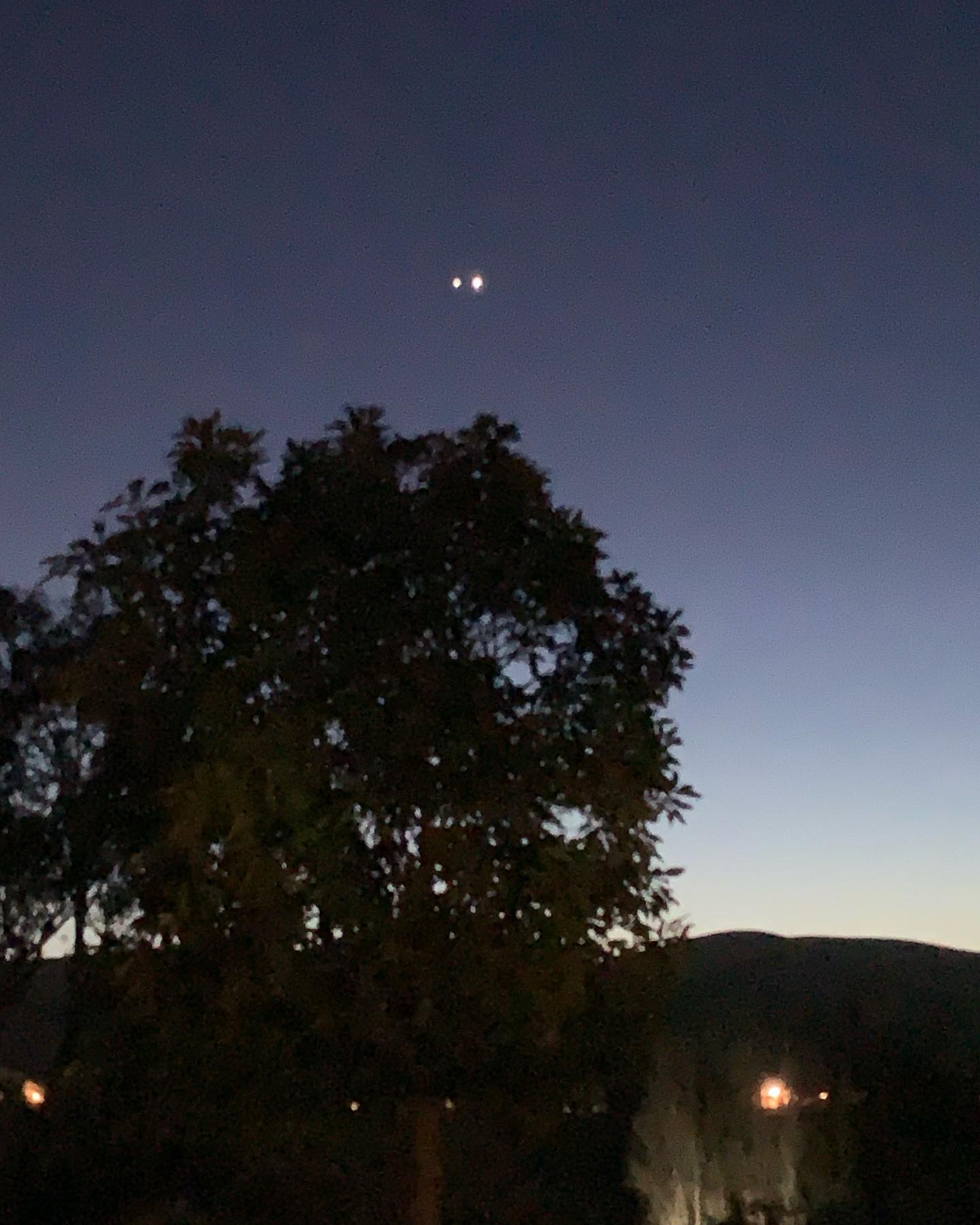 If your skies are clear… go look up. Smooching planets 😘 #naturesbeauty #planets #clearskies